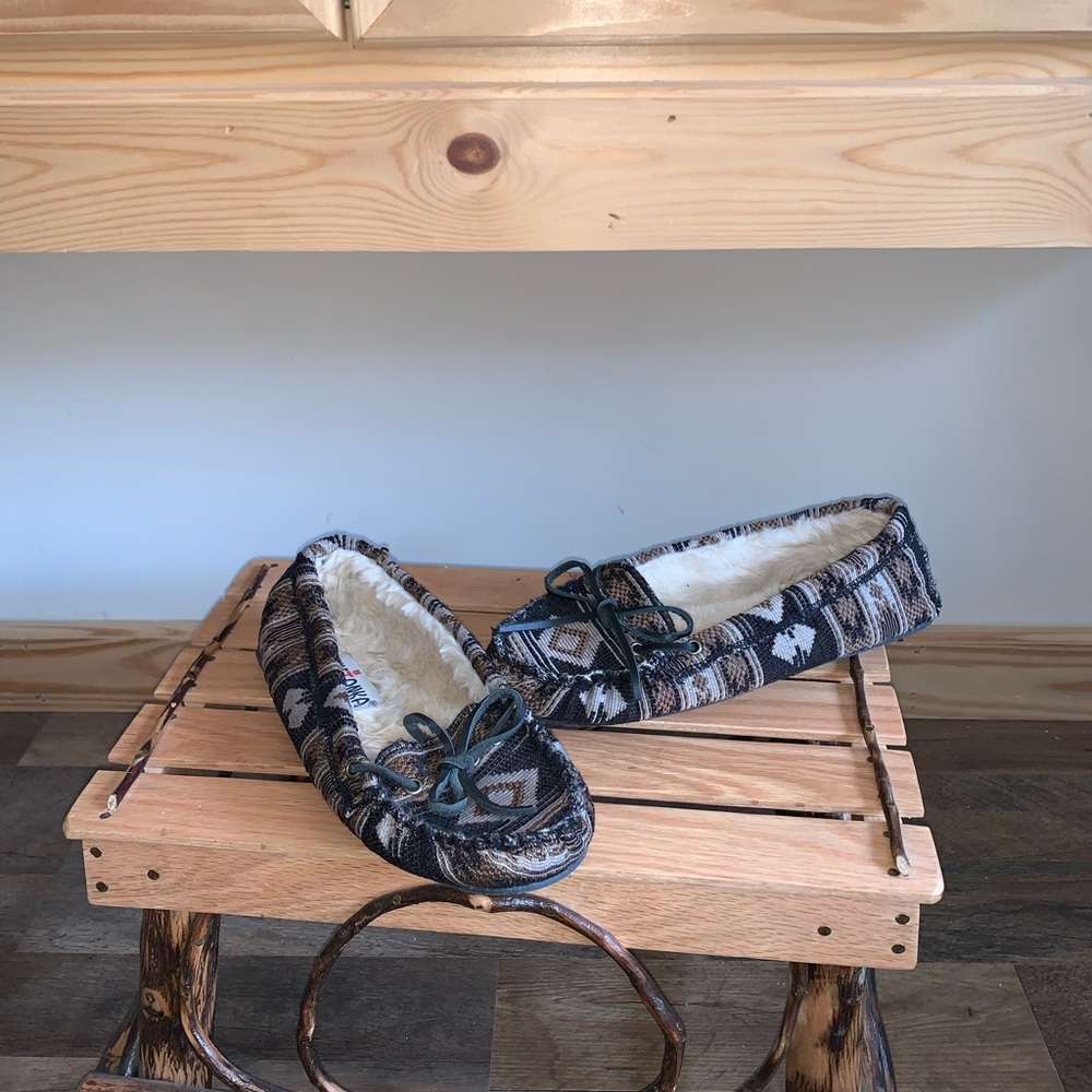MinneTonka faux fur lined tribal moccasins slippers shoes size 8